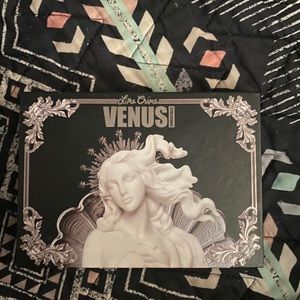 Venus eyeshadow and no pore primer for trade